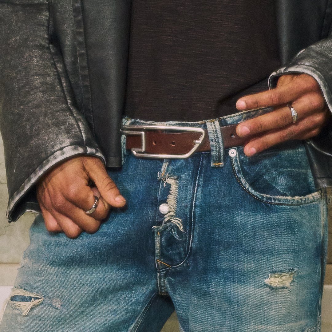 Modelo usando jeans negros con el nuevo cinturón B-D Line, solo en Diesel.